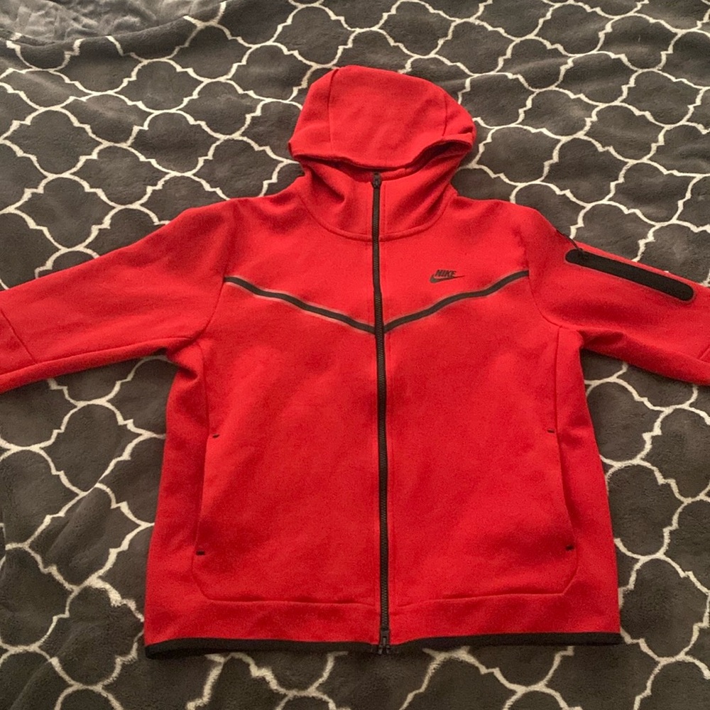 Red Nike tech (large)